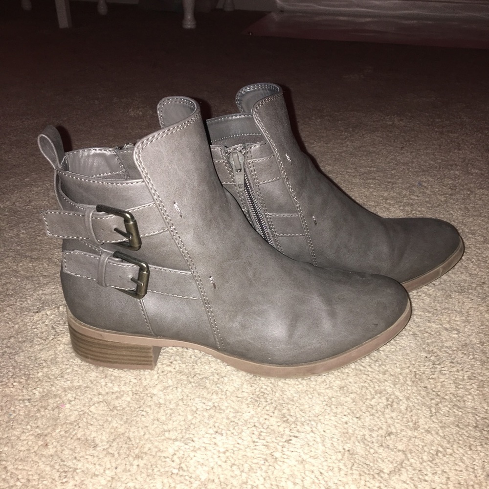 Gray boots with buckle and small heel